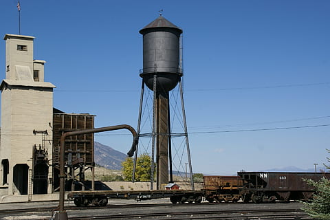 torre d'aigua, ely, nevada, tren, estació, EUA, nord, ferrocarril, museu, històric, construcció, cel, arquitectura, transport per ferrocarril, estructura construïda, exterior de l'edifici, transport, cel clar, dia, naturalesa, vies del ferrocarril, blau, pista, cap gent, manera de transport, tren - vehicle, cable, a l'aire lliure, llum solar, torre d’aigua: tanc d’emmagatzematge, electricitat, Font d'alimentació, pati de maniobra, 1080P, CC0, domini públic, lliure de regalies