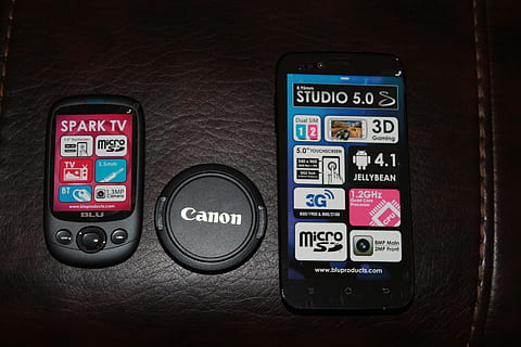 mobilní telefon, elektronika, buňka, mobilní, pohybliví, sdělení, telefon, technologie, text, západní skript, chytrý telefon, přenosné informační zařízení, detail, bezdrátové technologie, nikdo, uvnitř, spojení, stiskněte tlačítko, přímo nad, obrazovka, řízení, obrazovky přístroje, dřevo - materiál, stůl, podepsat, 1080P, CC0, veřejná doména, bez autorských práv