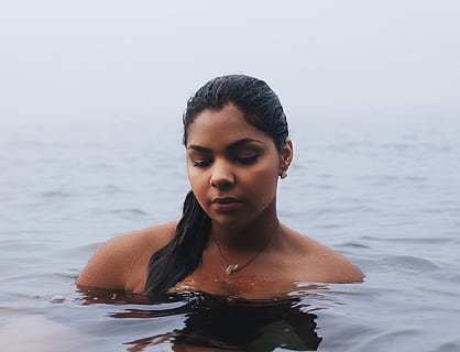 foto, donna, nuoto, donne, all'aperto, acqua, una persona, adulto, etnia, giovane adulto, giovani donne, persone, bellezza, mare, immagine a colori, spiaggia, femmine, colpo alla testa, vista frontale, persone reali, attività di svago, stili di vita, ritratto, lungomare, giorno, bagnato, natura, dalla vita in su, bella donna, 1080P, CC0, dominio pubblico, privo di copyright