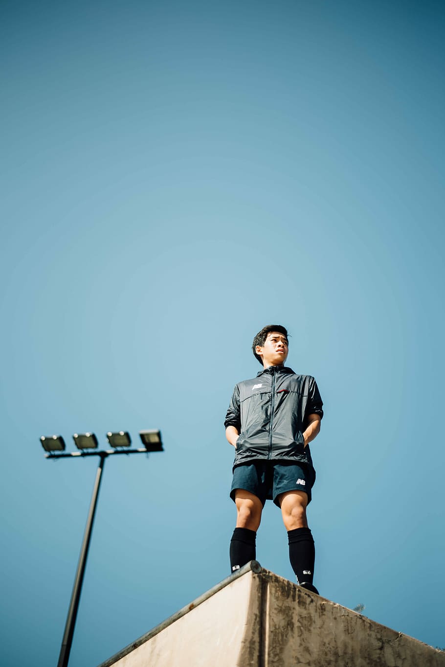 uomo, nero, camicia con zip, blu, camicie, in piedi, superiore, costruzione, chiaro, cielo, giorno, uomo in nero, cerniera lampo, su, camicie blu, in cima, uomini, persone, una persona, all'aperto, maschi, adulto, etnia caucasica, giovane adulto, copia spazio, guardando la fotocamera, vista frontale, ritratto, lunghezza intera, persone reali, stili di vita, cielo sereno, abbigliamento casual, attività di svago, natura, ragazzi, bambino, Inquadratura dal basso, adolescente, 5K