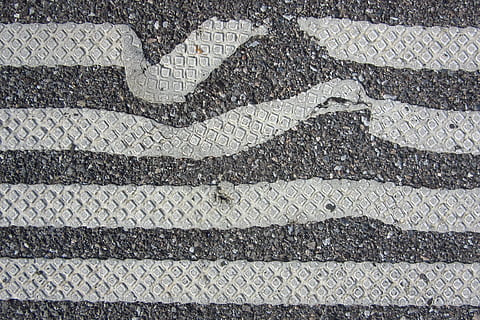 asphalte, des rayures, Erreur, déformé, des carrés, texture, modèle, plein cadre, vue grand angle, arrière-plans, personne, transport, route, signe, rue, journée, symbole, la communication, fermer, couleur noire, marquage routier, texturé, en plein air, marquage, directement au-dessus, ville, 4K, CC0, domaine public, libre de droits