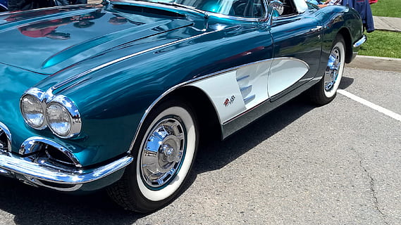 corvette, forlygter, turkis, transportmidler, bil, transportform, motor køretøj, land køretøj, retro stylet, vintage bil, blå, by, gade, vej, stationær, metal, skinnende, forlygte, dag, udendørs, årgang, ingen mennesker, krom, luksus, hjul, sølvfarvet, turkisfarvet, 2K, CC0, offentligt domæne, royaltyfrie
