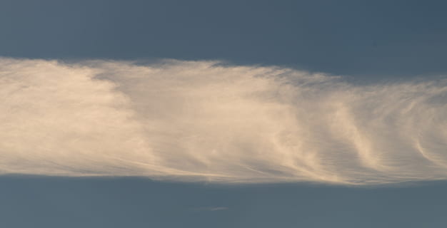 Wolke, Weiß, Blau, linear, Korkenzieher, Muster, wirbelnd, Himmel, eng, lange, horizontal, wolke - himmel, Schönheit in der Natur, Natur, Wolkengebilde, Szenen - Natur, Hintergründe, Umgebung, keine Leute, Dramatischer Himmel, Wind, Ruhe, idyllisch, draußen, flauschige, Flachwinkelansicht, wispy, abstrakt, abstrakte Hintergründe, Weichheit, Kondensstreifen, Meteorologie, 4K, CC0, gemeinfrei, lizenzfrei