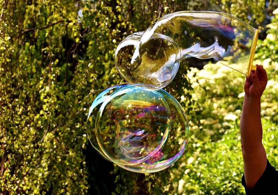 Bolle di sapone, enorme, grande, fare bolle di sapone, wabbelig, iridescente, acqua insaponata, divertimento, volare, colorato, bolla, sapone sud, bacchetta, all'aperto, soffiando, natura, persone, estate, giocoso, giocando, colore verde, gioia, godimento, una persona, felicità, detenzione, giorno, fragilità, trasparente, sfera, vulnerabilità, riflessione, concentrarsi sulle conoscenze acquisite, pianta, albero, luce del sole, persone reali, mezz'aria, brillante, attività di svago, avvicinamento, 4K