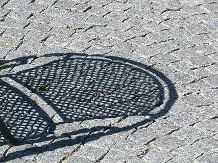 parche, sombra, silla, la carretera, mueble, gris, vista de alto ángulo, luz del sol, modelo, nadie, calle, día, naturaleza, texturizado, al aire libre, guijarro, sendero, forma geometrica, ciudad, forma, piedra, metal, fotograma completo, diseño, de cerca, agujero de hombre, adoquín, 4K, CC0, dominio público, libre de derechos