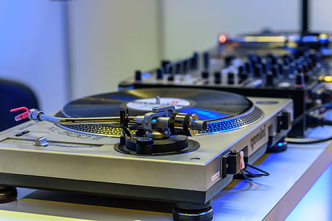 llums, tecnologia, borrós, música, amplificador, àudio, pissarra, consola, control, electrònica, equipament, a l'interior, mesclador, panell de barreja, musical, panell, disc fonogràfic, so, mesclador de so, taula giratòria, vinil, indústria, centrar-se en primer pla, maquinària, cultura i entreteniment artístic, equip de gravació de so, primer pla, blau, registre, cap gent, equip d’àudio, taula, fabricació d’equips, barreja, equipament elèctric, 5K, CC0, domini públic, lliure de regalies