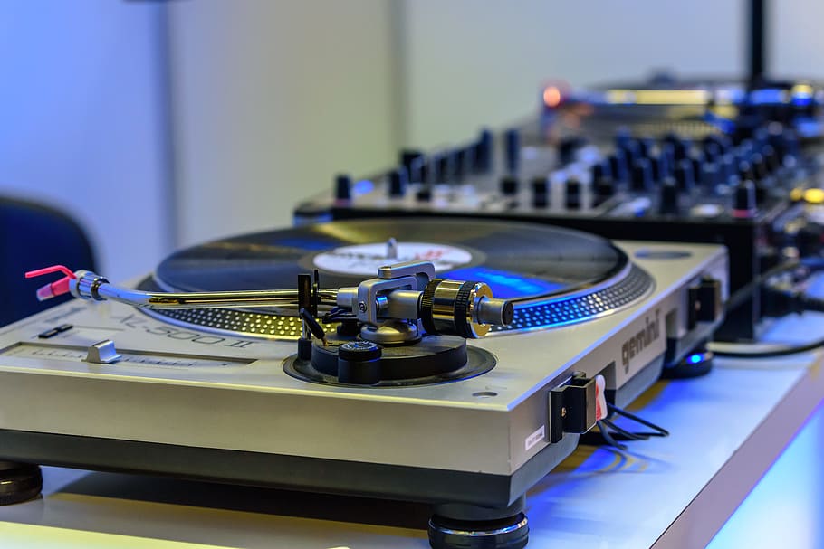 llums, tecnologia, borrós, música, amplificador, àudio, pissarra, consola, control, electrònica, equipament, a l'interior, mesclador, panell de barreja, musical, panell, disc fonogràfic, so, mesclador de so, taula giratòria, vinil, indústria, centrar-se en primer pla, maquinària, cultura i entreteniment artístic, equip de gravació de so, primer pla, blau, registre, cap gent, equip d’àudio, taula, fabricació d’equips, barreja, equipament elèctric, 5K