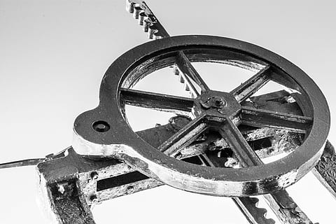 versnelling, dam, oud, machine, ijzer, machinerie, poort, mechanisme, natuur, wiel, beschadigde, vervoer, geen mensen, dag, metaal, hemel, heldere lucht, detailopname, uitrusting, lage hoekweergave, buitenshuis, geometrische vorm, geschiedenis, onderdeel van de machine, cirkel, vorm, industrieel materiaal, 5K, CC0, publiek domein, royaltyvrij
