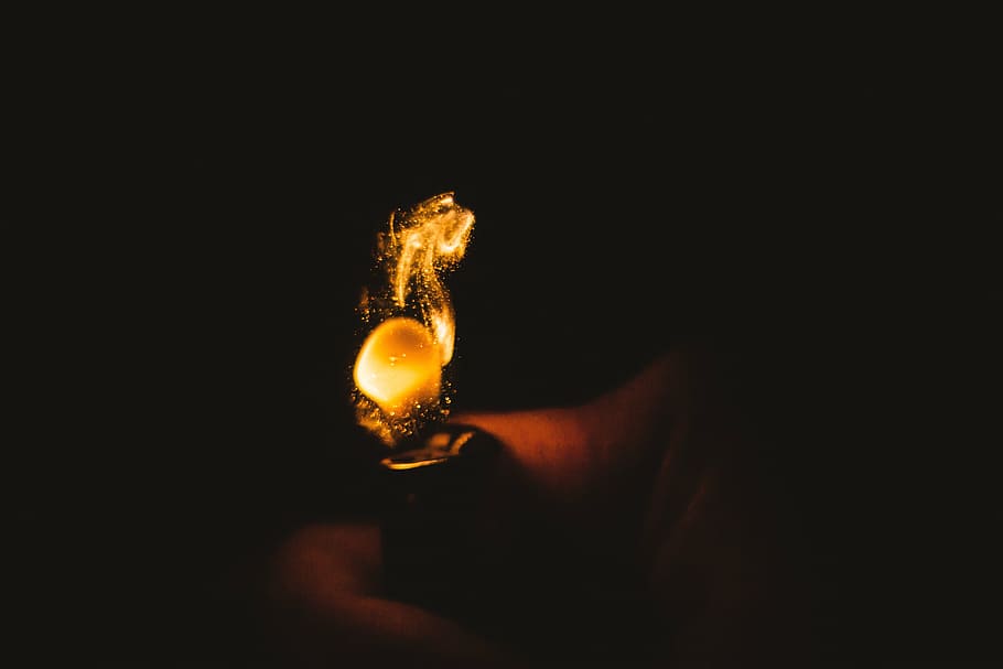 flama a la llum, foc, més lleuger, llum, càlid, cremar, flama, encendre, calenta, calor, cremades, ignició, factura, flamant, brillant, fons negre, il·luminat, part del cos humà, nit, tir de l'estudi, primer pla, calor - temperatura, una persona, a l'interior, mà humana, mà, cremant, celebració, sol objecte, part del cos, còpia espai, foc - fenomen natural, naturalesa, dit, 5K