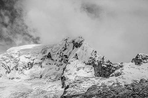mist, top, berg-, grijswaardenfotografie, Besneeuwde, bergen, winter, sneeuw, wolk, ijs-, koude, rotsachtig, zwart en wit, afgetopte, wit, hemel, schoonheid in de natuur, wolk - lucht, koude temperatuur, met sneeuw bedekte berg, scenics - natuur, milieu, kalmte, rustige scène, geen mensen, natuur, bergketen, niet-stedelijke scène, landschap, dag, bergtop, buitenshuis, extreem weer, naaldboom, 5K, CC0, publiek domein, royaltyvrij