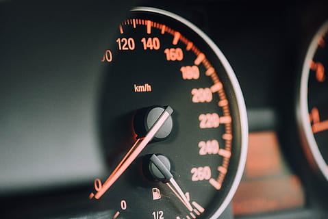 avvicinamento, foto, nero, tachimetro analogico, fotografia a fuoco, settore automobilistico, cruscotto, messa a fuoco, fotografia, tachimetro, valutare, comporre, velocità, strumento di misura, pannello di controllo, controllo, mezzi di trasporto, attrezzatura, auto, interno del veicolo, cabina di pilotaggio, interno auto, tecnologia, veicolo a motore, numero, in casa, modo di trasporto, nessuno, metro - strumento di misura, comunicazione, messa a fuoco selettiva, 5K, CC0, dominio pubblico, privo di copyright