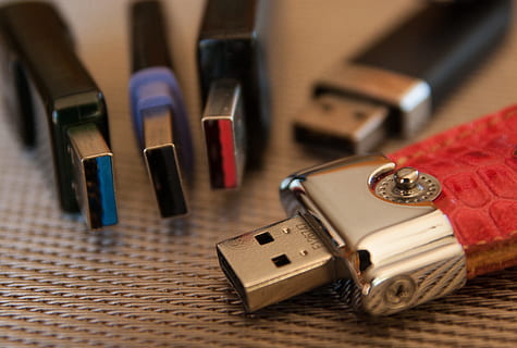 selektivní, zaostřovací fotografie, různé flash disky, kůže, usb klíč, Paměť, počítač, digitální, skupina objektů, nikdo, variace, uvnitř, výběr, detail, studio shot, vysoký úhel pohledu, selektivní zaměření, prsten, střední skupina objektů, finance, hodinky, šperky, tvořivost, stůl, zaměřit se na popředí, zlato, stálý život, umělecká kultura a zábava, 2K, CC0, veřejná doména, bez autorských práv