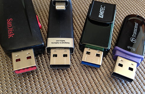 clau usb, memòria, ordinador, digital, tecnologia, connexió, cap gent, comunicació, a l'interior, vista d’angle alt, text, guió occidental, natura morta, primer pla, transport, maleta, equipatge, equips informàtics, tecnologia sense fils, signe, taula, viatjar, nombre, 2K, CC0, domini públic, lliure de regalies