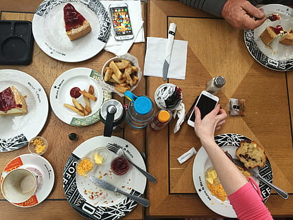 ohne Titel, Brot, Kaffee, Wasser, iphone, Mittagessen, Tabelle, Essen, Kuchen, Käsekuchen, Kloster, Essen und Trinken, Lebensmittel, menschliche Hand, High Angle View, Getränk, Hand, Teller, echte Menschen, Frische, Mahlzeit, menschliches Körperteil, Erwachsene, Lebensstile, drinnen, Männer, halten, Erfrischung, Frühstück, Süßes Essen, Glas, 2K, CC0, gemeinfrei, lizenzfrei