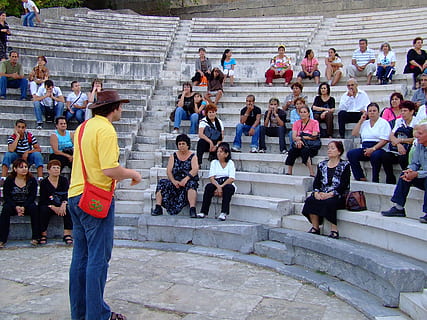 utflukt, ekskursovod, odeon, Hellas, publikum, stor gruppe mennesker, ekte folk, gruppe med folk, trapp, arkitektur, menn, kvinner, trapper og trapper, dag, voksen, bygget struktur, fritidsaktivitet, historie, blandet aldersgruppe, livsstil, høy vinkel visning, fortiden, stående, utendørs, 2K, CC0, offentlig domene, opphavsrett gratis