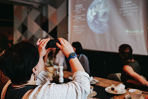 människor, tittar på, presentation, rum, folk tittar på, visa, stolar, studie, demonstration, inlärning, powerpoint, kvinnor, inomhus, vuxen, honor, män, endast vuxna, ung vuxen, unga män, trådlös teknik, teknologi, kommunikation, mobiltelefon, innehav, bärbar informationsanordning, Sammanträde, smart telefon, tabell, riktiga människor, vänskap, fokusera på förgrunden, vardaglig klädsel, unga kvinnor, förbindelse, 5K, CC0, offentligt domän, royaltyfria