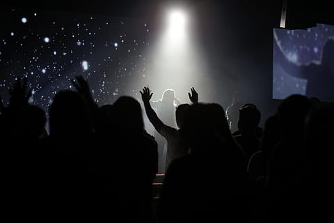 menneskemængde, mennesker, inde, værelse dans, ser, person, sang, silhuet, folkeslag, musikalsk, bånd, nattetid, musikalske band, tilskuer, publikum, fan - entusiast, scene - ydeevne plads, nat, populær musik koncert, begivenhed, musik, musik Festival, natteliv, mørk, stor gruppe mennesker, underholdning, fest - social begivenhed, jublende, scenekunst begivenhed, fest, gruppe af mennesker, atmosfære, ydeevne, natklub, baggrundsbelyst, spænding, scene lys, kunstkultur og underholdning, nydelse, rigtige mennesker, sjovt, positive følelser, emotion, belysningsudstyr, festival, scene, lys, koncert, rockmusik, underholdning begivenhed, 5K, CC0, offentligt domæne, royaltyfrie
