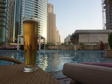 Schwimmbad, am Pool, Bier, die Architektur, Wasser, Wolkenkratzer, städtische Szene, Gebäudehülle, gebaute Struktur, Architektur und Gebäude, draußen, Stadt, Hotel, Reiseorte, modern, Stadtbild, Luxus, keine Leute, Stadt leben, städtische Skyline, Gebäude, Himmel, Bürogebäude außen, Natur, klarer Himmel, große Höhe, Tag, Turm, Büro, Kanal, 2K, CC0, gemeinfrei, lizenzfrei