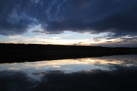 Karosserie, Wasser, wolkig, Himmel, Wolken, Reflexion, Blau, dunkle Wolken, Natur, Sonnenuntergang, Landschaft, See, wolke - himmel, szenen, draußen, Ruhe, ruhige Szene, Szenen - Natur, Schönheit in der Natur, Dramatischer Himmel, idyllisch, keine Leute, Silhouette, Dämmerung, Umgebung, Nicht-städtische Szene, dunkel, Wald, Reflexionssee, 4K, CC0, gemeinfrei, lizenzfrei