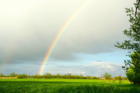 arc de Sant Martí, núvols, sol, cel, naturalesa, humor, paisatge, fenomen meteorològic, espectacle natural, temps, farbenspiel, camp, cultivable, primavera, abril, temps del mes d’abril, planta, bellesa a la natura, arbre, núvol - cel, escena tranquil·la, tranquil·litat, escenics - natura, medi ambient, color verd, multicolor, cap gent, terra, idíl·lic, doble arc de Sant Martí, pluja, a l'aire lliure, poder a la natura, 4K, CC0, domini públic, lliure de regalies