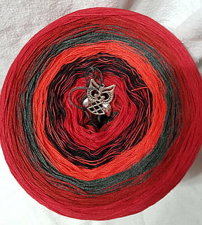 wol, bobbel, handarbeid, creativiteit, stilleven, detailopname, rood, binnenshuis, geen mensen, hout - materiaal, recht boven, vorm, kunst en ambacht, patroon, tafel, hoge hoekmening, cirkel, ambacht, metaal, geometrische vorm, enkel object, sieraden, ontwerp, 1080P, CC0, publiek domein, royaltyvrij