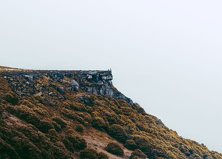 rocós, turó, durant el dia, fotografia, penya-segat de muntanya, muntanya, retrat, repunta, penya-segat, arbust, arbre, naturalesa, escenics, paisatge, lloc famós, a l'aire lliure, dia, cap gent, arquitectura, cel, rock, escenics - natura, rock - object, sòlid, medi ambient, còpia espai, terra, bellesa a la natura, escena no urbana, escena tranquil·la, formació de roca, 4K, CC0, domini públic, lliure de regalies