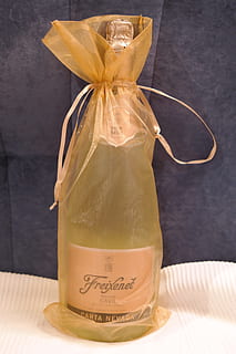 bouteille de freixenet carta nevada, marron, pochette à cordon, Champagne, cadeau, boucle, emballé, d'or, freixenet, bouteille de vin mousseux, bouteille, champagne de nouvel an, buter, boisson, célébrer, fête, de l'alcool, Festival, marrant, de bonne humeur, fermeture, Liège, non ouvert, fermé, à, Nourriture et boisson, table, à l'intérieur, nature morte, ruban, aliments, fermer, ruban - article de couture, arc, arc noué, récipient, attaché, fraîcheur, personne, rafraîchissement, texte, écriture occidentale, pot, 5K, CC0, domaine public, libre de droits