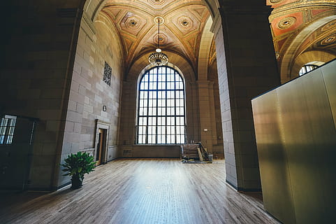 arco, architettura, costruzione, soffitto, parquet, finestra, in casa, struttura costruita, giorno, pavimentazione, credenza, nessuno, religione, vetro - materiale, spiritualità, il passato, luogo di culto, storia, legno - materiale, posto a sedere, colonna architettonica, 4K, CC0, dominio pubblico, privo di copyright