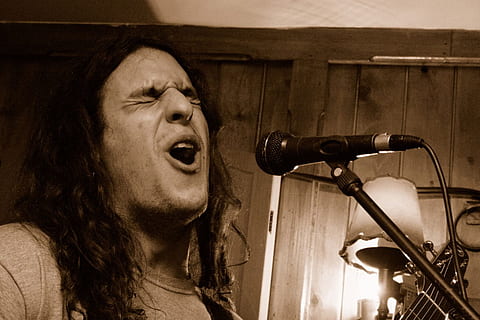 mand foran, sort, inde, værelse, synge, sanger, mic, mikrofon, sangere, pub, åben, intens, emotion, musik, melodi, vokal, koncert, indendørs, kun en kvinde, en person, kun kvinder, voksen, input enhed, sang, portræt, hovedskud, ydeevne, kunstkultur og underholdning, midt voksen, langt hår, musiker, herrer, moden voksen, kunstner, munden åben, frisure, 720P