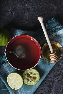 skål, honning, kalk skive, Citron, skive, mad, træ - materiale, bord, drikke, friskhed, frugt, kop, gourmet, sund kost, te - varm drikke, ingen mennesker, indendørs, studio skud, mad og drikke, høj vinkel visning, stilleben, velvære, forfriskning, køkkenredskaber, direkte over, beholder, husholdningsudstyr, citrus frugt, varm drikke, 5K, CC0, offentligt domæne, royaltyfrie