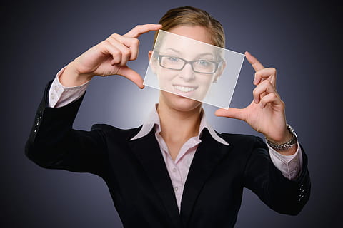 purtare, negru, încadrată, ochelari de vedere, Blazer, deținere, panou de sticla, hiringc, parere, Analytics, profil, CEO, in cautarea, simpatic, deține, atractiv, copyspace, mod de viata, zâmbet, persoană, digital, cont, fotografie, face, student, realhiringc, zâmbitor, imagine, caracter, bine dispus, față, tineri, umor, cerere, real, Afaceri, Femeie, fără fir, modern, birou, Internet, fată, studio shot, o persoana, adult, portret, tânăr adult, om de afaceri, femei, partea corpului uman, femeie de afaceri, frumuseţe, în interior, vedere din față, parte a corpului, păr, femei tinere, ochelari, femeie frumoasă, umane, mână, Fundal negru, 4K, CC0, domeniu public, fără drepturi de autor