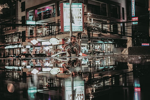 refleksionsfotografering, dreng, sidder, ved siden af, pol, restaurant, redigeret, Foto, vejreflektion, afspejling, by, barn, oprigtig, gade, by-, pyt, vand, vejsiden, spille, krybe sammen, filippinsk, vej, hd tapet, barn leger, barn i glas, lykkelig, urban kid, bygning udvendig, arkitektur, bygget struktur, en person, livsstil, rigtige mennesker, dag, vindue, bygning, udendørs, glas - materiale, herrer, gennemsigtig, stående, byliv, kanal, 4K, CC0, offentligt domæne, royaltyfrie