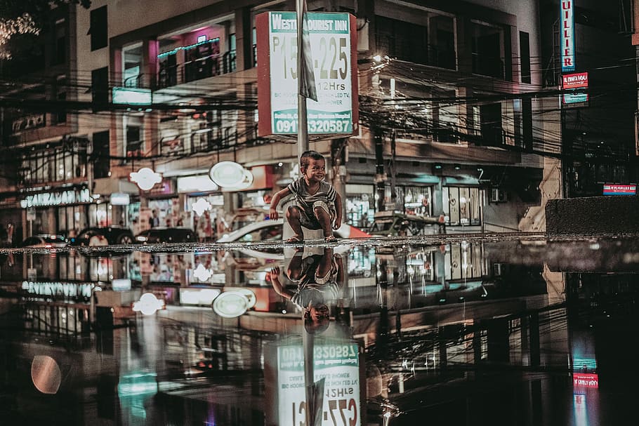 fotografia de reflexió, noi, assegut, al costat, pol, restaurant, editat, foto, reflexió de la carretera, reflexió, ciutat, nen, sincera, carrer, urbà, bassal, aigua, vora del camí, jugant, agafar-se, filipí, carretera, fons de pantalla hd, un nen jugant, xiquet en vidre, feliç, nen urbà, exterior de l'edifici, arquitectura, estructura construïda, una persona, estils de vida, persones reals, dia, finestra, edifici, a l'aire lliure, vidre - material, homes, transparent, de peu, vida de ciutat, canal, 4K