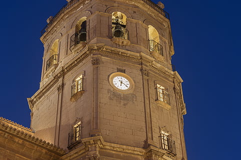 zvonice, věž, hodiny, architektura, kostel, starý, budov, v noci, Španělsko, nahoru, čas, exteriér budovy, stavba, modrý, hodinová věž, nízký úhel pohledu, budova, minulost, Dějiny, nebe, nikdo, destinace, čisté nebe, Příroda, náboženství, víra, místo uctívání, ciferník, 5K, CC0, veřejná doména, bez autorských práv