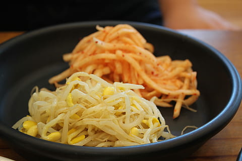 acompanhamento, rabanete, brotos, comida e bebida, Comida, dentro de casa, tigela, comida italiana, fechar-se, frescura, massa, ninguém, bem-estar, Alimentação saudável, pronto para comer, comida japonesa, ainda vida, utensílio de cozinha, foco seletivo, visão de alto ângulo, comida asiática, focar em primeiro plano, vegetal, espaguete, 5K, CC0, domínio público, royalty free