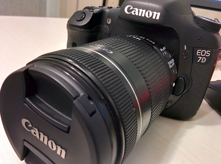 càmera, càmera digital, cànon, dslr, canon eos 7d, digital, canon eos, eos 7d, 7d, lent, fotografiar, tecnologia, a l'interior, temes de fotografia, càmera - equip fotogràfic, equip fotogràfic, lent - instrument òptic, lent - ull, primer pla, cap gent, equipament, color negre, control, modern, primer pla extrem, negocis, text, 2K
