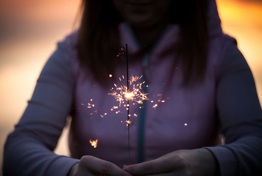 dona, celebració, galeta de foc, selectiu, focalitzar la fotografia, sparkler, llums, foc, flama, borrós, gent, noia, dones, il·luminat, una persona, cremant, focs artificials, adult, mà humana, brillant, mà, part del cos humà, centrar-se en primer pla, espurnes, moviment, nit, focs artificials - objecte fet per l'home, naturalesa, moviment borrós, a l'aire lliure, 4K