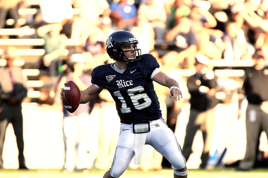 quarterback, kaste, handling, fodbold, amerikansk fodbold, sport, bold, gitternet, hovedbeklædning, han-, passerer, hjelm, spiller, fokus, fast besluttet, konkurrence, uniform, konkurrencedygtig, kastede, texas, Texan, konkurrencedygtig sport, fokus på forgrunden, tilfældige mennesker, rigtige mennesker, drenge, amerikansk fodbold - sport, tøj, dag, mennesker, sport hjelm, herrer, stadion, fuld længde, sport uniform, barn, hanner, sollys, udendørs, teenage drenge, teenager, ungdom, 2K