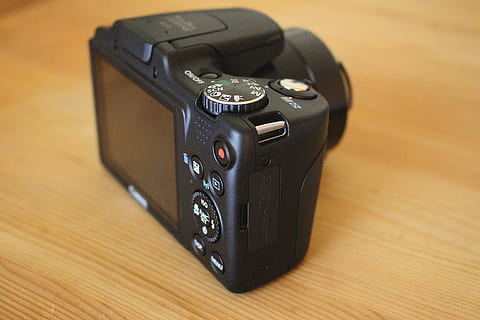 camera, fotocamera, brug camera, digitale camera, technologie, zwarte kleur, tafel, stilleven, binnenshuis, geen mensen, detailopname, fotografie thema's, fotografische apparatuur, aantal, hout - materiaal, camera - fotografische apparatuur, hoge hoekmening, lens - optisch instrument, focus op de voorgrond, modern, communicatie, Draadloze technologie, elektrische apparatuur, 5K, CC0, publiek domein, royaltyvrij