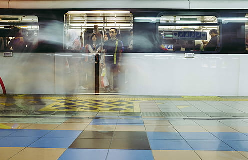 plac, żółty, niebieski, płytki, okno, odbicie, pociąg, pod ziemią, metro, podróżować, transport publiczny, środek transportu, transport, niewyraźny ruch, wewnątrz, Transport kolejowy, pociąg - pojazd, dachówka, Grupa ludzi, pociąg metra, posadzka, ruch, wykafelkowana podłoga, szkło - materiał, mężczyźni, stacja metra, architektura, 5K, CC0, domena publiczna, darmowe zdjęcia