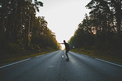 mężczyzna, na stojąco, Droga, deskorolka, dzień, czas, na dworze, zdrowy tryb życia, sport, jogging, ćwiczenia, bieganie, jedna osoba, akcja, prędkość, ruch, ludzie, Natura, mężczyźni, kobiety, Jazda rowerem, niewyraźny ruch, styl życia, witalność, maraton, drzewo, droga naprzód, prawdziwi ludzie, pełna długość, roślina, kierunek, transport, widok z tyłu, spędzania wolnego czasu, malejąca perspektywa, niebo, codzienne ubrania, wzrost, 4K, CC0, domena publiczna, darmowe zdjęcia