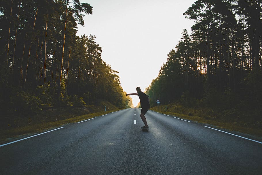muž, stojící, silnice, skateboard, během dne, den, čas, venku, zdravý životní styl, sport, běhání, cvičení, běh, jedna osoba, akce, Rychlost, pohyb, lidé, Příroda, muži, ženy, cyklistika, rozmazaný pohyb, životního stylu, žen, vitalita, maratón, strom, cesta vpřed, skutečných lidí, plná délka, rostlina, směr, přeprava, zpětný pohled, volnočasové aktivity, perspektiva, nebe, neformální oblečení, růst, 4K