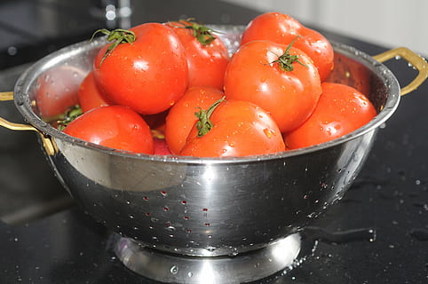 pomodori, scrematrice, filtro, rosso, cibo, verdura, pomodoro, freschezza, cibo vegetariano, cucinando, cibo e bevande, mangiare sano, benessere, avvicinamento, natura morta, in casa, far cadere, bagnato, colino, nessuno, attrezzature domestiche, frutta, utensile da cucina, acqua, ciotola, maturo, 4K, CC0, dominio pubblico, privo di copyright