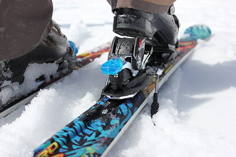 person, wearing, snow skis, bindings, ski, start, binding, open, snow, cold temperature, winter, sport, winter sport, frozen, day, nature, ice, extreme sports, mountain, leisure activity, motion, one person, activity, unrecognizable person, water, covering, outdoors, warm clothing, 2K, CC0, public domain, royalty free