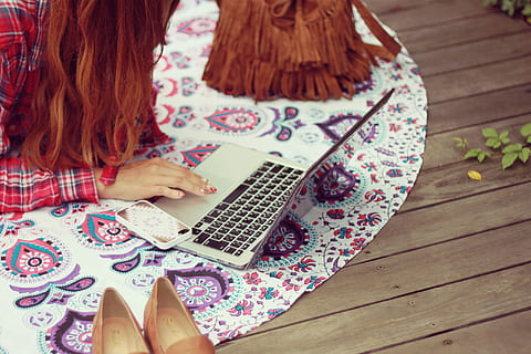Frau, halten, Laptop-Computer, Weiß, Rosa, Bodenmatte, Fransentasche, Schuhe, Franse, Tasche, Frauen, eine Person, Menschen, draußen, Laptop, Sitzung, kaukasischer Abstammung, Lebensstile, Entspannung, junger Erwachsener, Technologie, Erwachsene, Computer, nur eine frau, nur Frauen, Nur eine junge Frau, nur für Erwachsene, echte Menschen, kabellose Technologie, Legere Kleidung, Kommunikation, Verbindung, Freizeitbeschäftigung, Mädchen, High Angle View, Holz - Material, Blumenmuster, drinnen, Frisur, 1080P, CC0, gemeinfrei, lizenzfrei