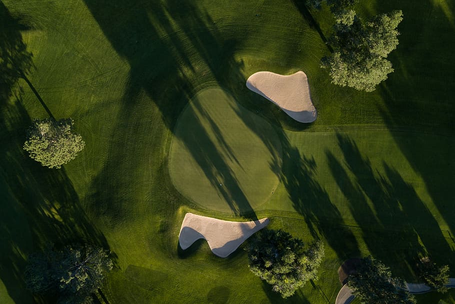 oiseau, photo d'oeil, champ d'herbe, aérien, la photographie, deux, blanc, rocher, ombre, vert, le golf, terrain de golf, balle de golf, bunker, piège de sable, putt, arbre, herbe, vue de drone, regarder en bas, le coucher du soleil, le largemoor, la nature, vue aérienne, plante, journée, activité, vue grand angle, eau, Activité de loisir, sport, Lac, en plein air, couleur verte, lumière du soleil, green - parcours de golf, 4K