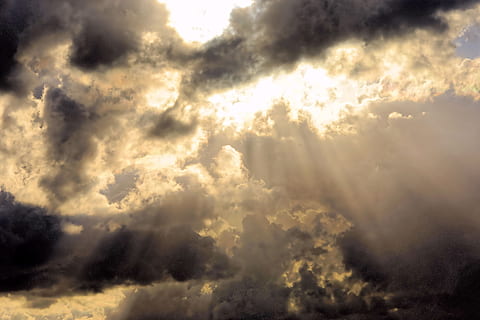 perforowany, promienie słoneczne, chmury cumulonimbus, niebo, chmury, ciemne chmury, pokryte niebo, forma chmur, reflektor, zmienny, atmosferyczny, groźny, przód deszczu, Natura, mistyczny, światło, na wolnym powietrzu, nastrój, cień, niebezpieczny, sylwetka, chmura - niebo, piękno natury, cloudscape, scenics - natura, dramatyczne niebo, tła, środowisko, żadnych ludzi, burza, światło słoneczne, pochmurny, atmosfera, promień słońca, nastrojowe niebo, światło - zjawisko naturalne, na dworze, zmierzch, ciemny, abstrakcyjny, wiatr, abstrakcyjne tła, złowieszczy, deszcz, jasny, klimat, 5K, CC0, domena publiczna, darmowe zdjęcia
