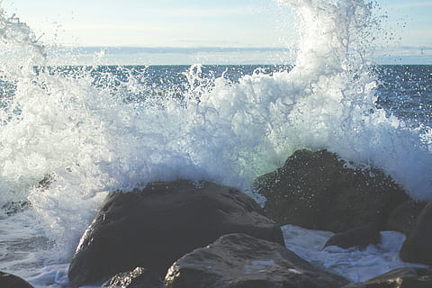 olas de marea retrato, maremotos, retrato, rociar, Oceano, olas, rocas, mar, ola, naturaleza, agua, navegar, azul, línea costera, rotura, salpicaduras, marina, playa, poder, roca - objeto, viento, marea, nadie, tormenta, movimiento, poder en la naturaleza, deporte, deporte acuático, surf, belleza en la naturaleza, rock, paisajes - naturaleza, sólido, día, golpear, horizonte sobre el agua, choque, al aire libre, 5K, CC0, dominio público, libre de derechos
