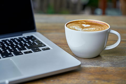 marró, blanc, cafè, ceràmica, tassa, al costat, gris, ordinador portàtil, ordinador, portàtil, taula, tecnologia, primer pla, nota, prendre notes, treballar, modern, teclat, llegir, cafeteria, fons, escriure, el treball, fotografia, cafeïna, menjar, begudes, tassa de cafè, al matí, despertar, espresso, cappuccino, foto de menjar, bon dia, curs, latte, restaurant, beure, macro, cafè - beguda, tecnologia sense fils, menjar i beguda, refresc, a l'interior, comunicació, beguda calenta, connexió, natura morta, enfocament selectiu, cap gent, beguda espumosa, vaixella, 5K, CC0, domini públic, lliure de regalies