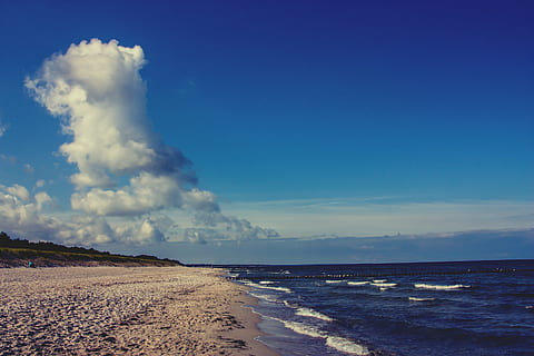 malul marii, albastru, cer, natură, peisaj, nori, plajă, ocean, mare, apă, valuri, nisip, scenics, liniște, frumusețe în natură, o scenă liniștită, zi, în aer liber, nor - cer, nici o persoana, teren, scenice - natura, scenă non-urbană, fumul - structura fizică, idilic, mişcare, putere în natură, poluare, 2K